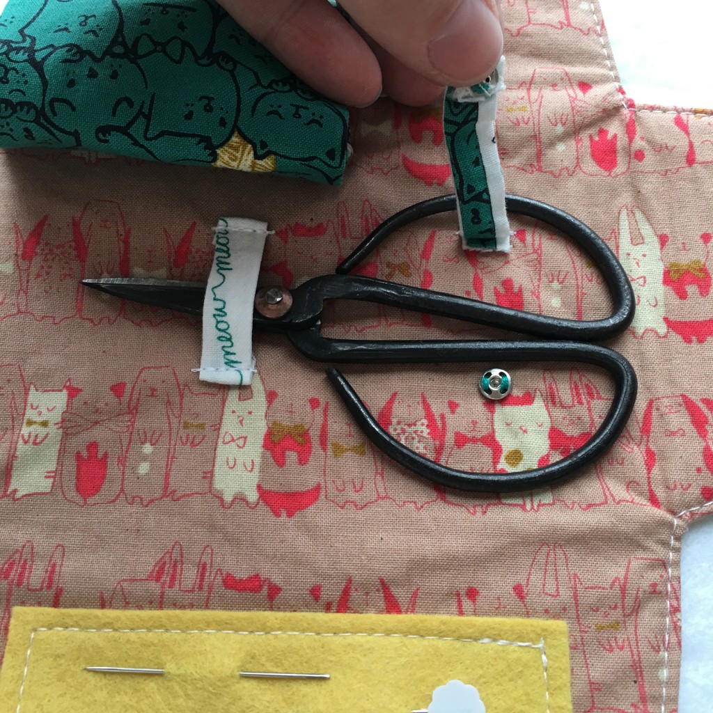 Woollypetals.com - Kitty supply pouch Scissor straps
